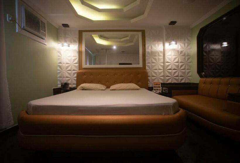 سوییت اجرایی, Show Adult Only