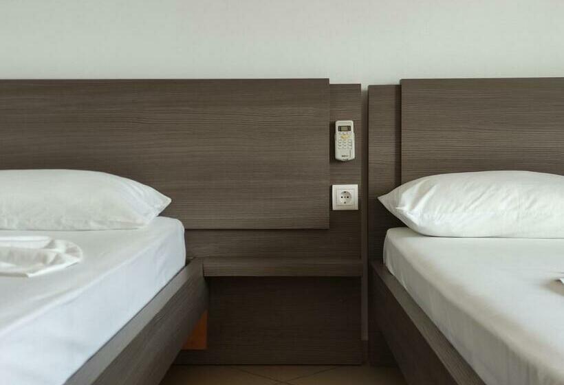 3 Bett Standardzimmer Balkon, The Oasis