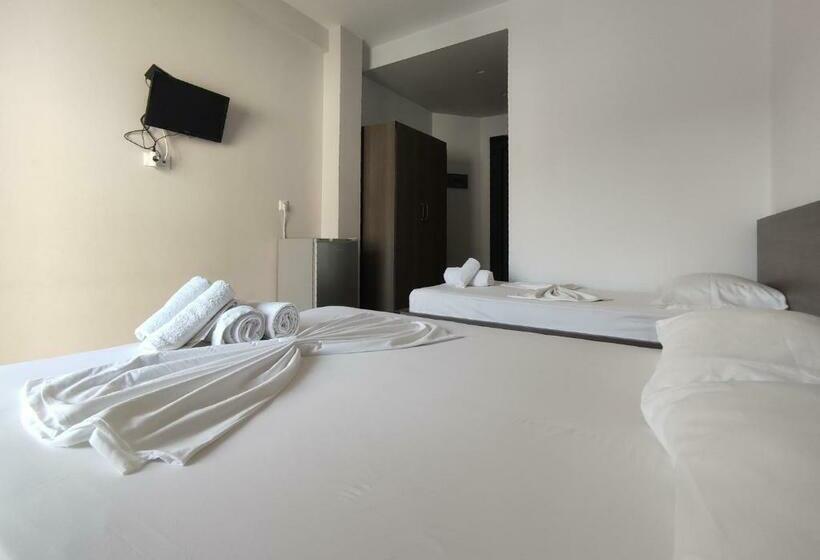 3 Bett Standardzimmer Balkon, The Oasis