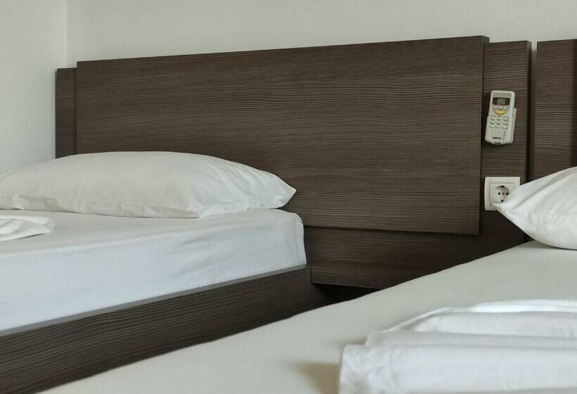 3 Bett Standardzimmer Balkon, The Oasis