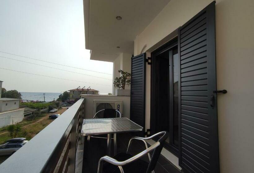 3 Bett Standardzimmer Balkon, The Oasis