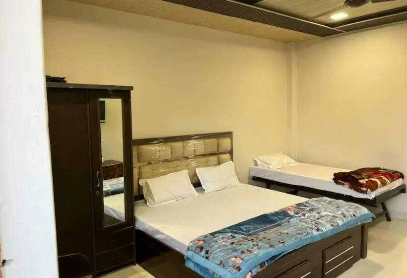 Deluxe Kolmen Hengen Huone, Goroomgo Kashi Paradise Varanasi
