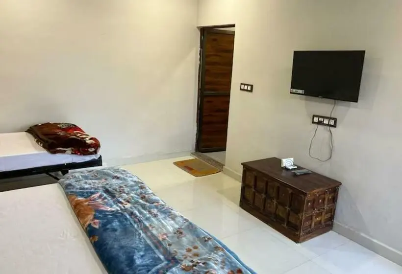 Deluxe Kolmen Hengen Huone, Goroomgo Kashi Paradise Varanasi
