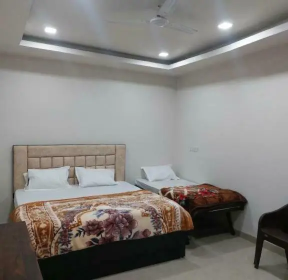 Deluxe Kolmen Hengen Huone, Goroomgo Kashi Paradise Varanasi