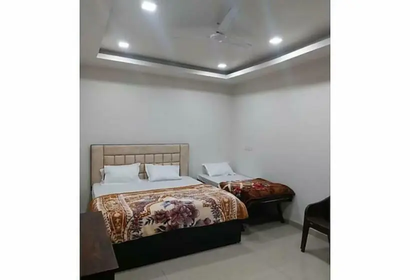 Deluxe Kolmen Hengen Huone, Goroomgo Kashi Paradise Varanasi