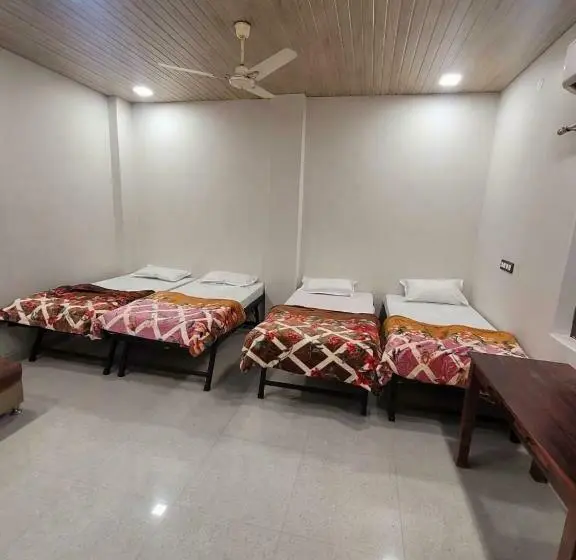 Superior Neljän Hengen Huone, Goroomgo Kashi Paradise Varanasi