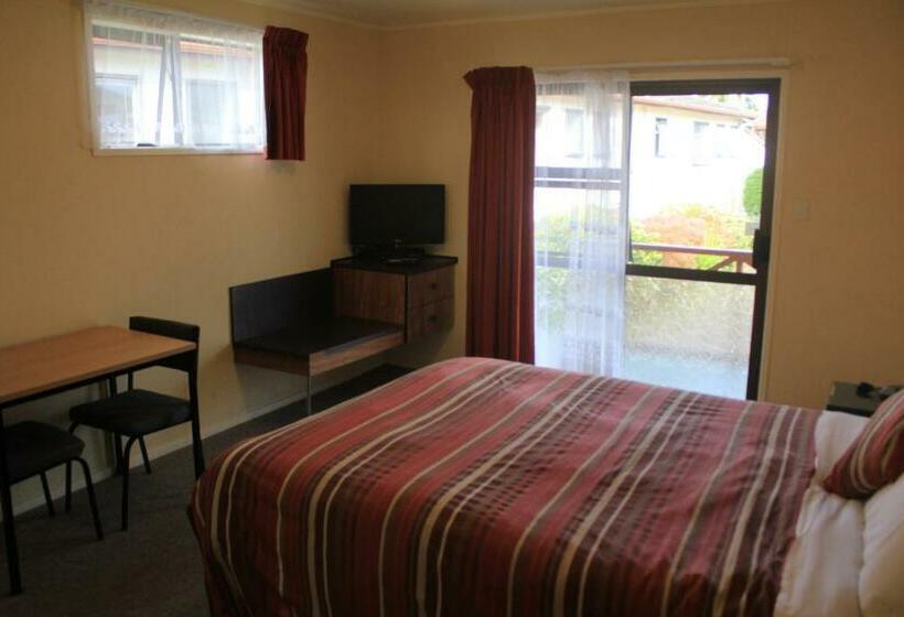 Студия Стандарт, Coronation Court Motel