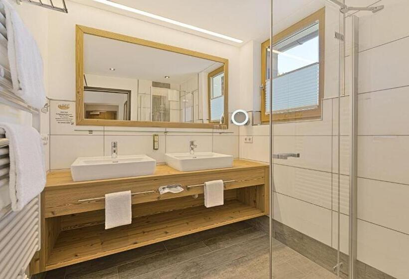 اتاق لوکس, Kristall