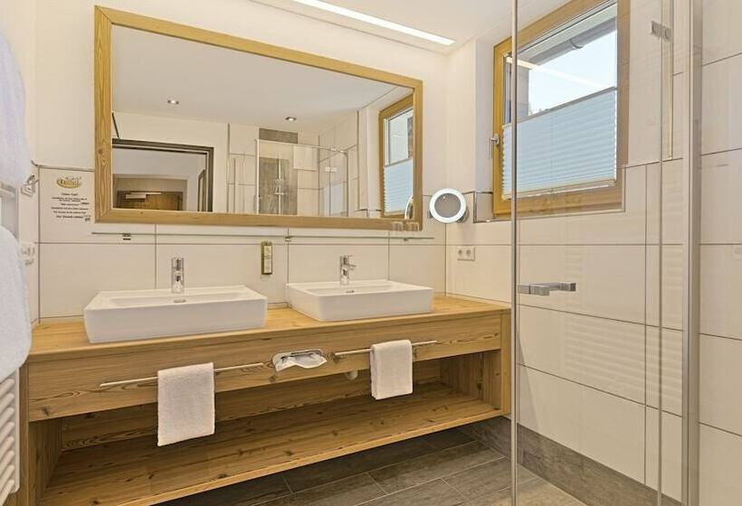 اتاق خانوادگی, Kristall