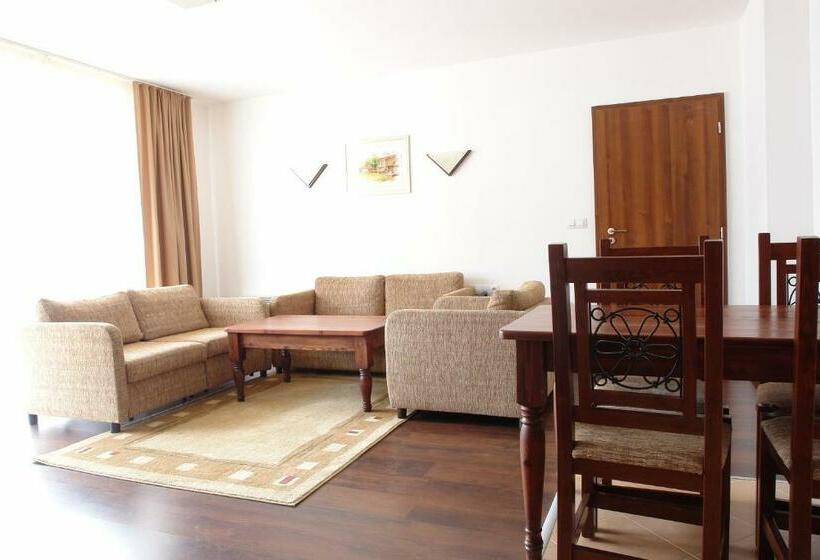 דירת שלושה חדרים, Winslow Infinity Apart