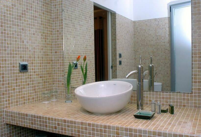 Номер Стандарт, La Fauvelle