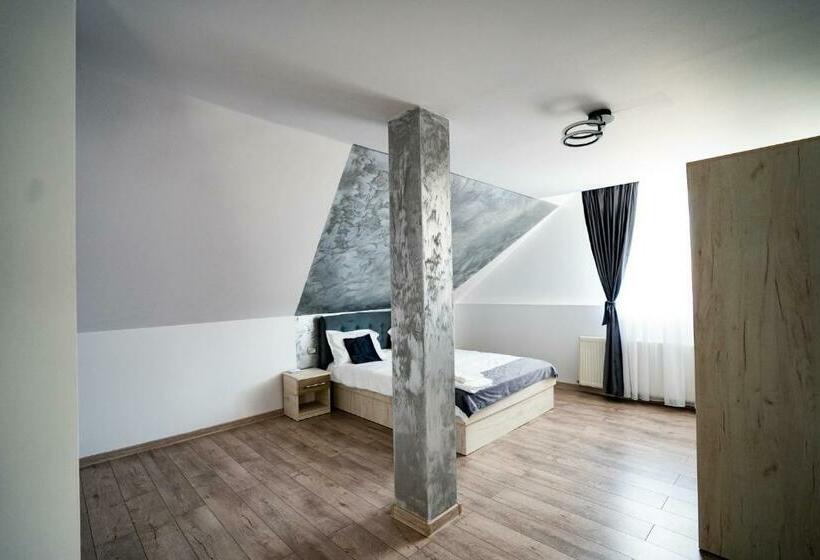 غرفة قياسية سرير كينج, Casuta Din Drumul Muntelui