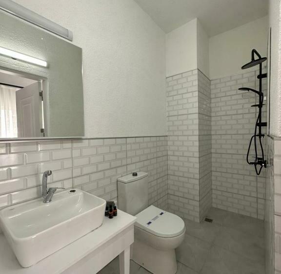 اتاق خانوادگی, Deri̇n Buti̇k