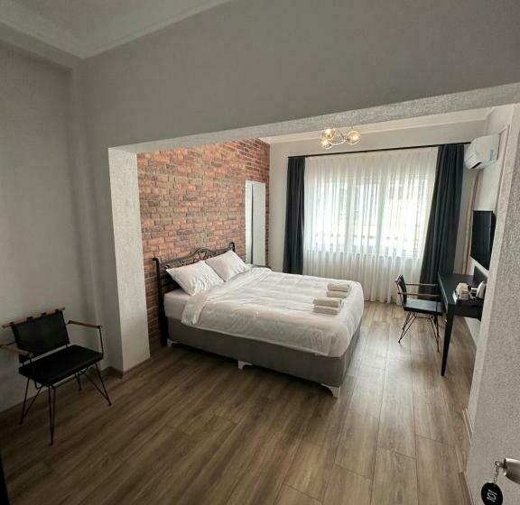 اتاق خانوادگی, Deri̇n Buti̇k