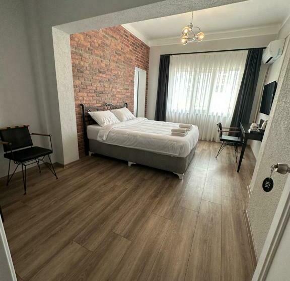 اتاق خانوادگی, Deri̇n Buti̇k