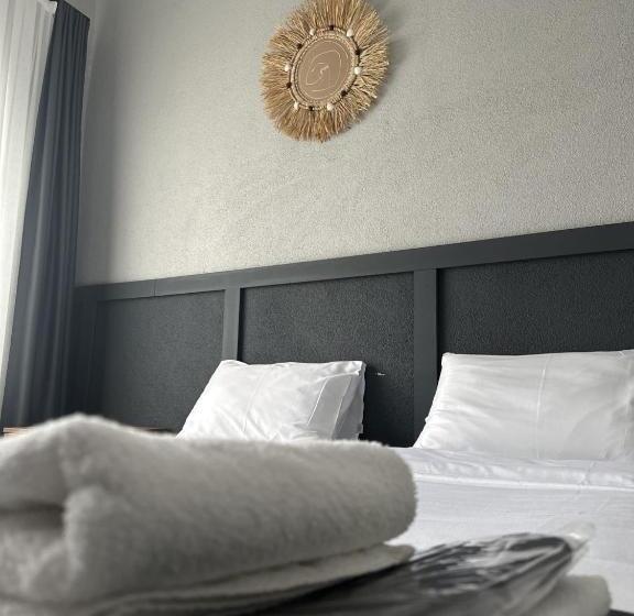 اتاق استاندارد یک نفره, Deri̇n Buti̇k