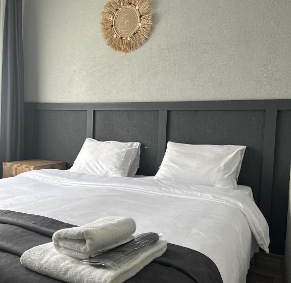 اتاق استاندارد, Deri̇n Buti̇k