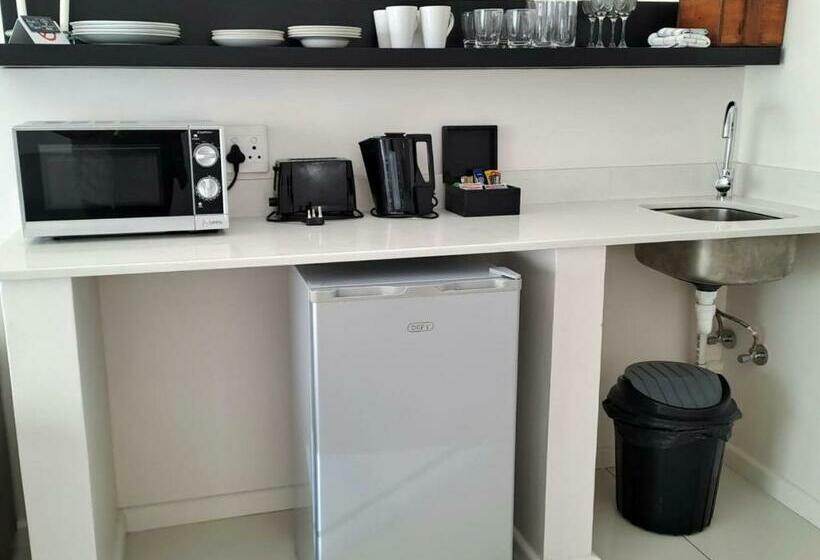 オーシャンビュースタンダードルームバルコニー付き, Ana S Place Apartments