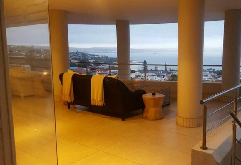 سوییت خانوادگی, Ana S Place Apartments