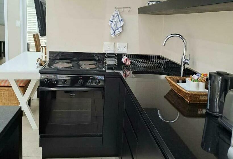 オーシャンビュースイート, Ana S Place Apartments