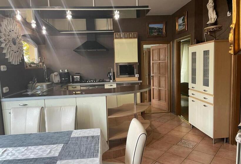 سوئیت با بالکن, Villa éden