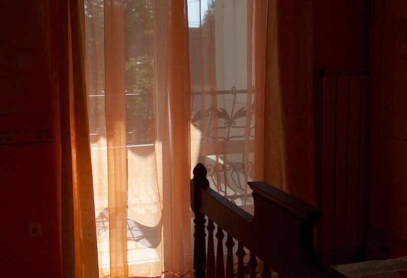 سوئیت با بالکن, Villa éden