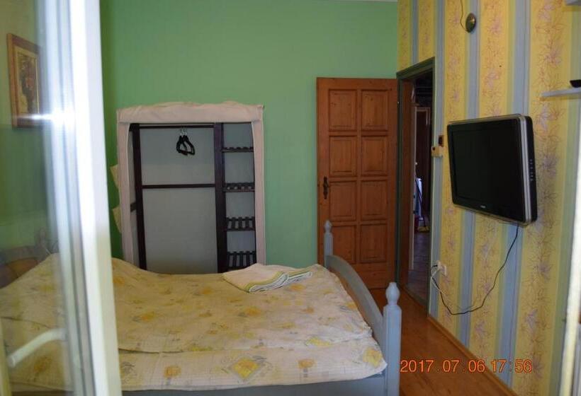 سوئیت با بالکن, Villa éden