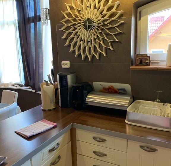 سوئیت با بالکن, Villa éden