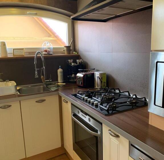 سوئیت با بالکن, Villa éden