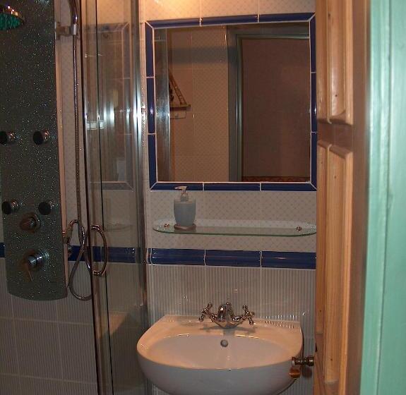 سوئیت با بالکن, Villa éden