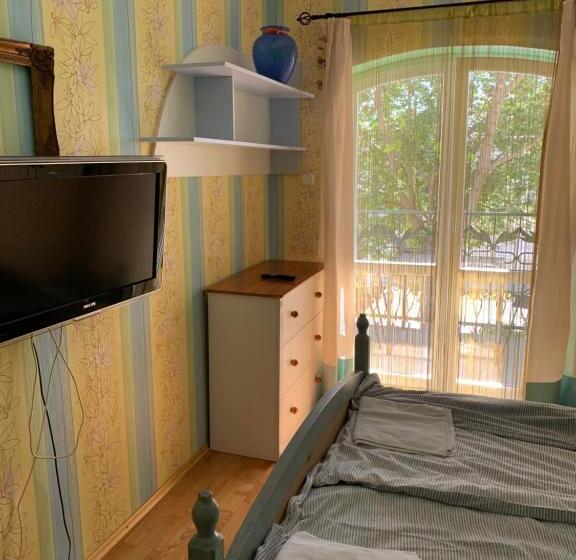 سوئیت با بالکن, Villa éden