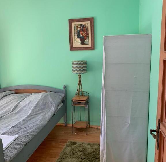 سوئیت با بالکن, Villa éden