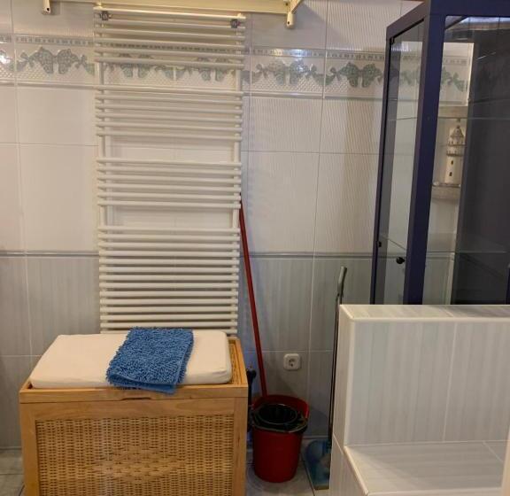 سوئیت با بالکن, Villa éden