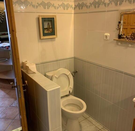 سوئیت با بالکن, Villa éden