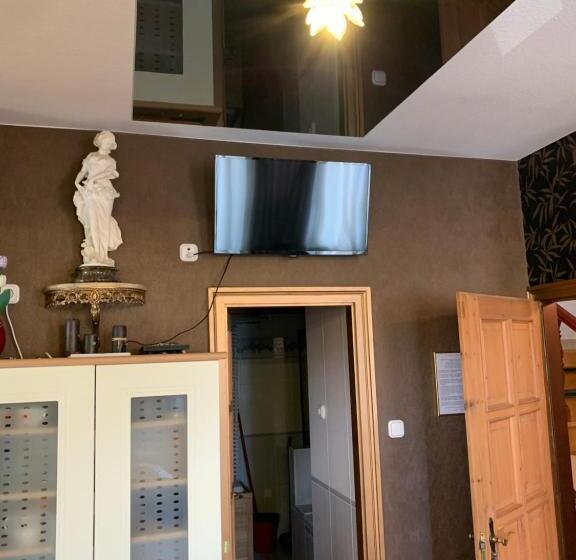 سوئیت با بالکن, Villa éden