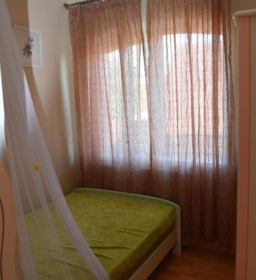 سوئیت با بالکن, Villa éden