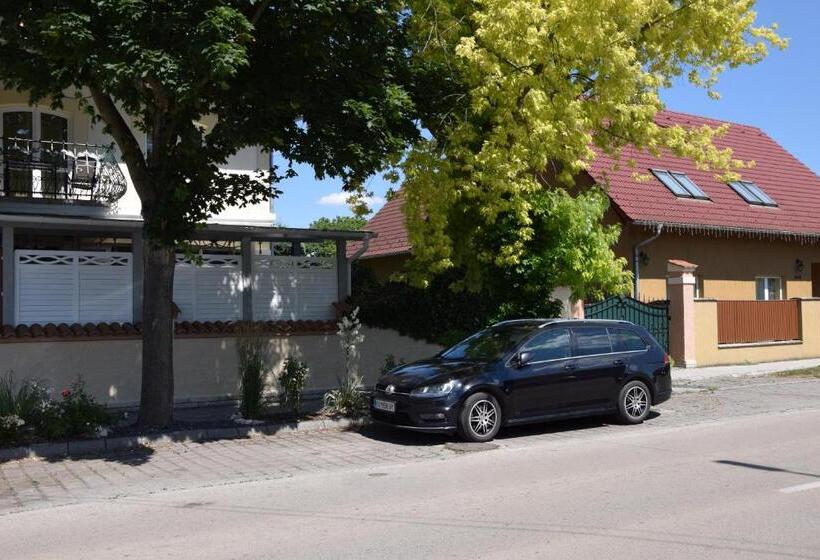 سوئیت با بالکن, Villa éden