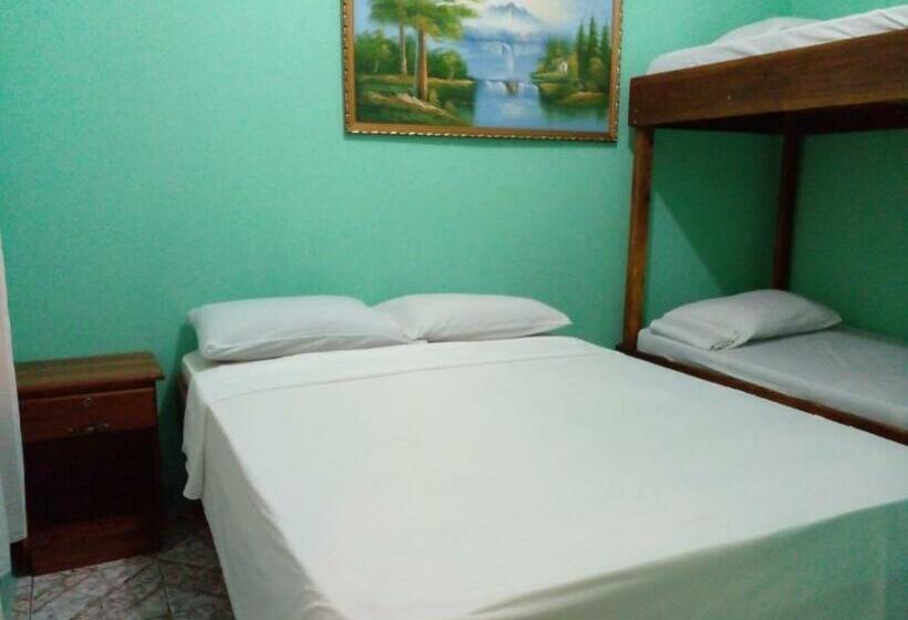 חדר אקונומי לארבעה, Dorothy Hostel Arenal