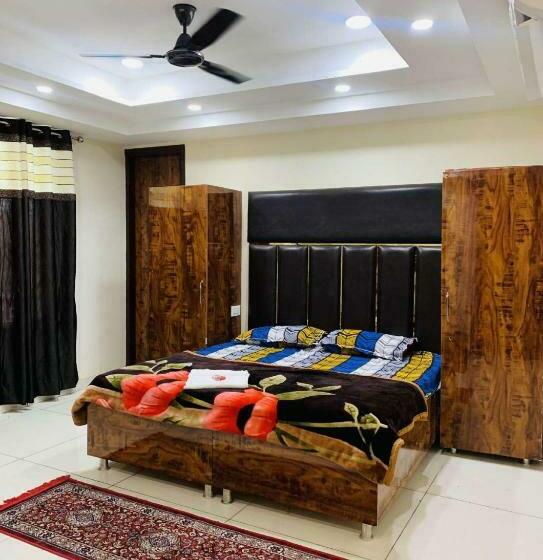 带大床的豪华间, The Rajmani Motel    Luxury Studios    Lpu Law Gate