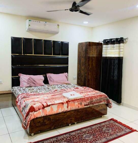 带大床的豪华间, The Rajmani Motel    Luxury Studios    Lpu Law Gate