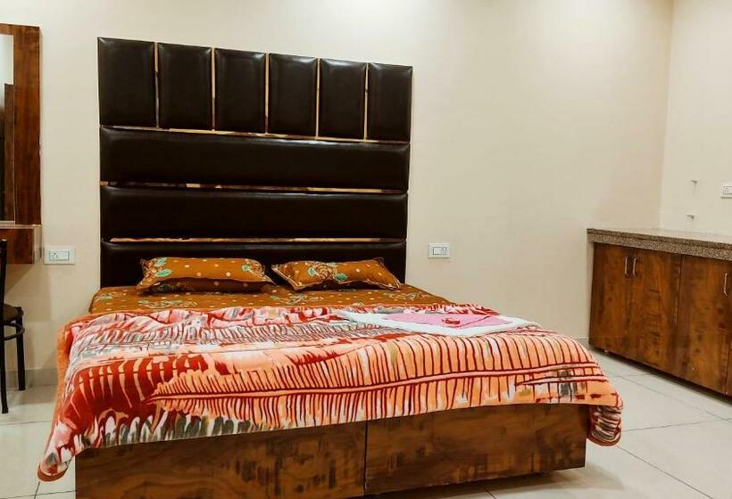 带大床的豪华间, The Rajmani Motel    Luxury Studios    Lpu Law Gate