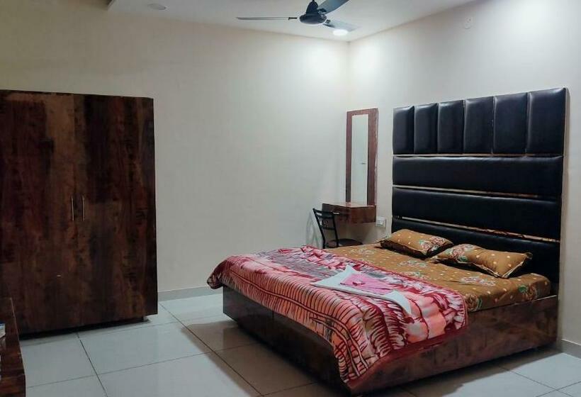 带大床的豪华间, The Rajmani Motel    Luxury Studios    Lpu Law Gate