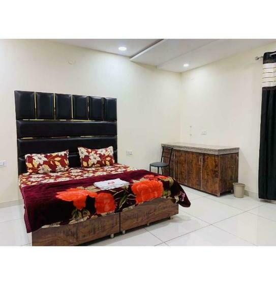 带大床的豪华间, The Rajmani Motel    Luxury Studios    Lpu Law Gate