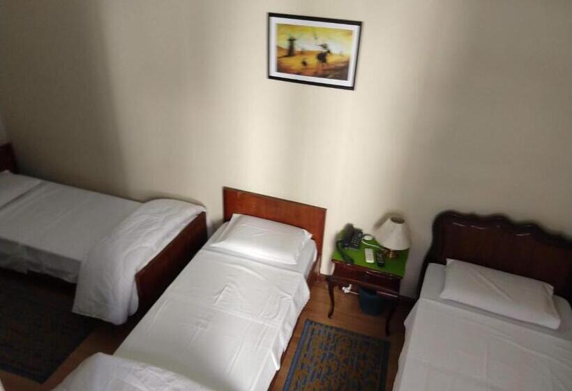 غرفة قياسية ثلاثية, Cervantes