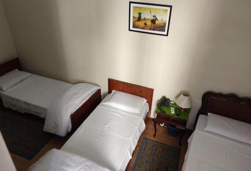 غرفة قياسية ثلاثية, Cervantes