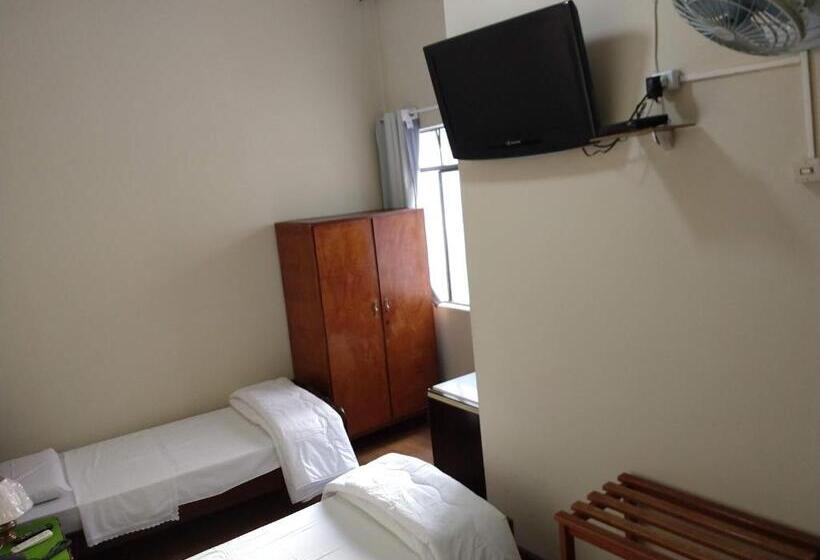 غرفة قياسية ثلاثية, Cervantes