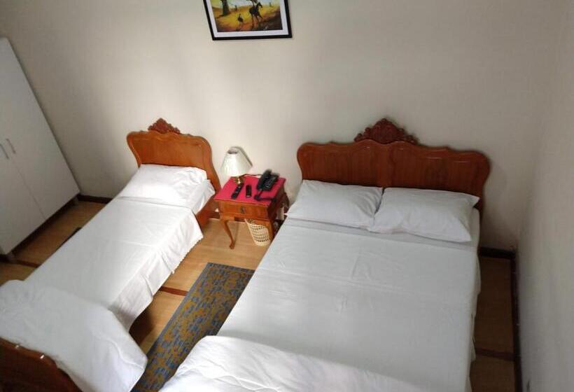 غرفة قياسية ثلاثية, Cervantes