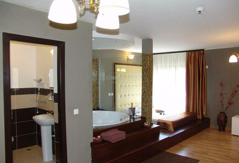 豪华房间带漩涡浴缸, Complex Turistic Perla Trascaului