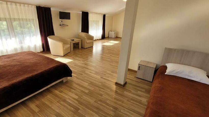 带花园景观的标准三人间, Complex Turistic Perla Trascaului