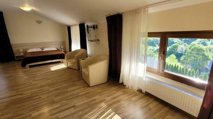 带花园景观的标准三人间, Complex Turistic Perla Trascaului